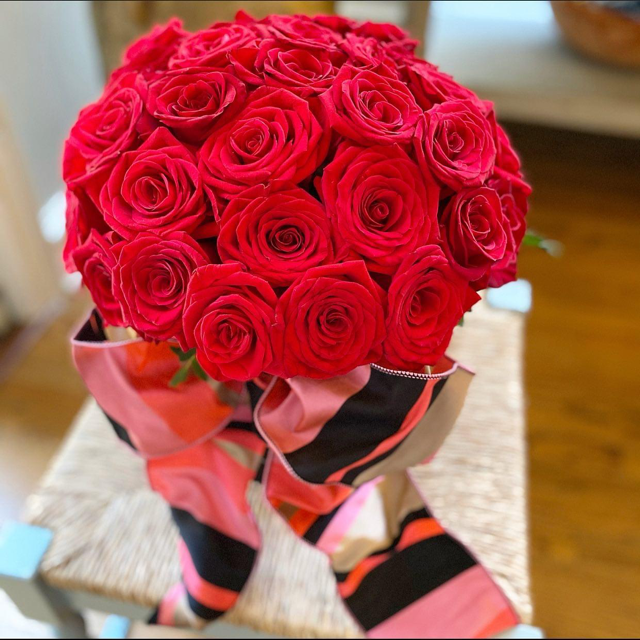 Modern, Low & Lush Valentine Roses